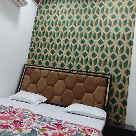 Отель Hari Krishnam Residency Матхура Экстерьер фото