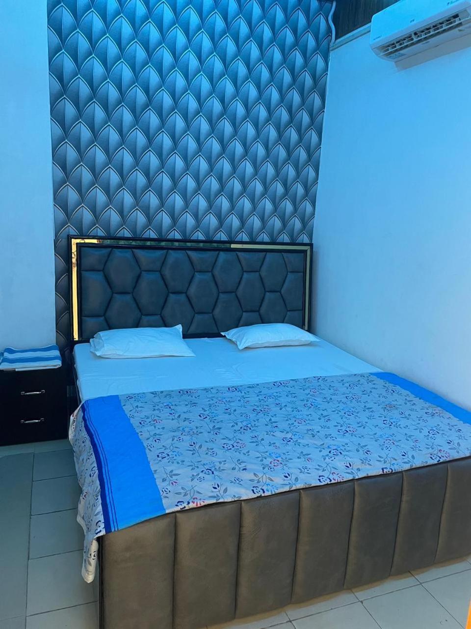 Отель Hari Krishnam Residency Матхура Экстерьер фото