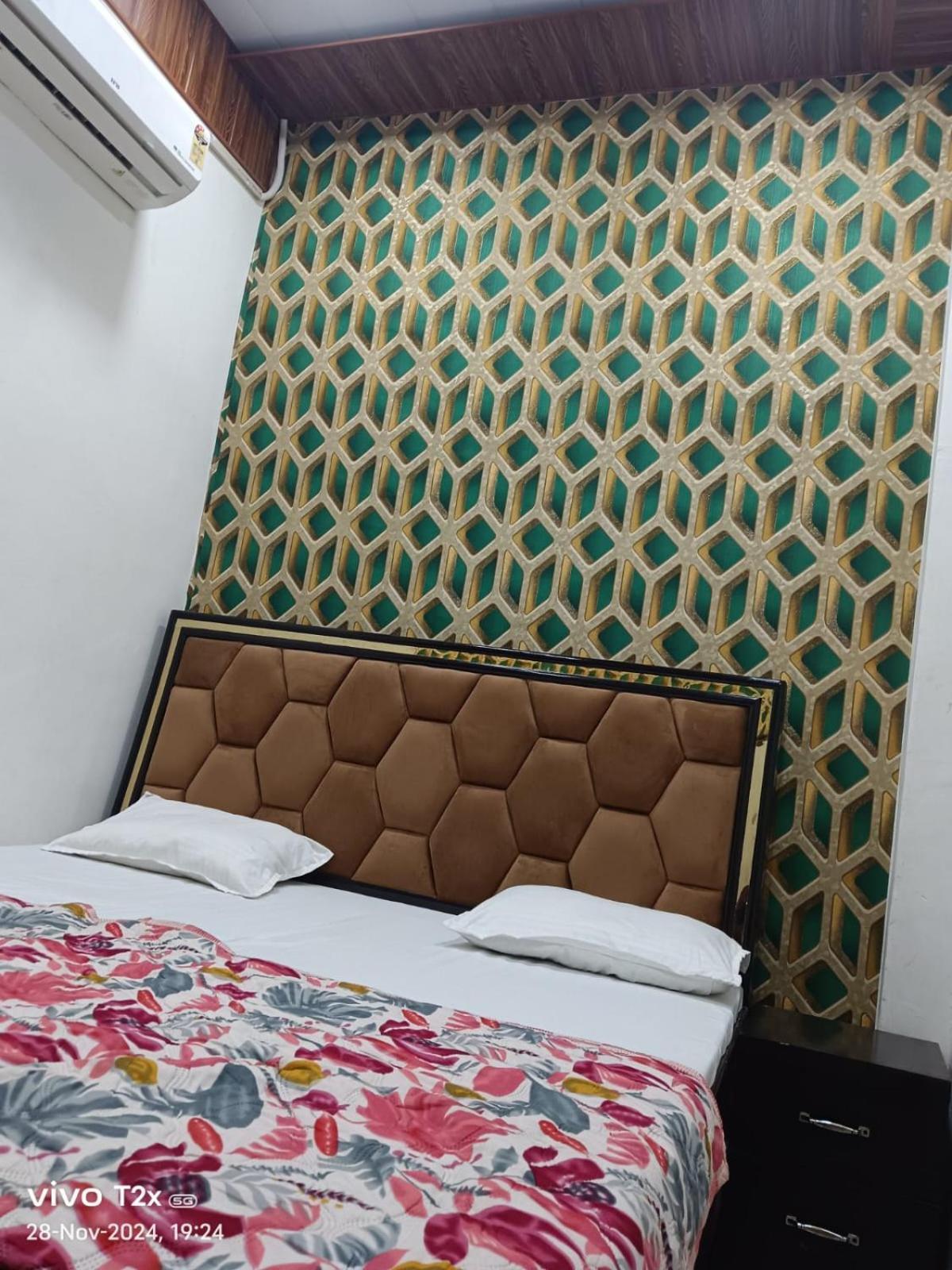 Отель Hari Krishnam Residency Матхура Экстерьер фото
