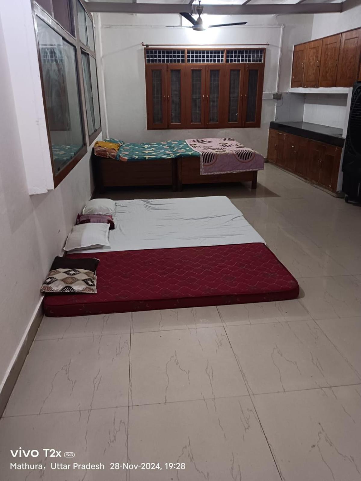 Отель Hari Krishnam Residency Матхура Экстерьер фото
