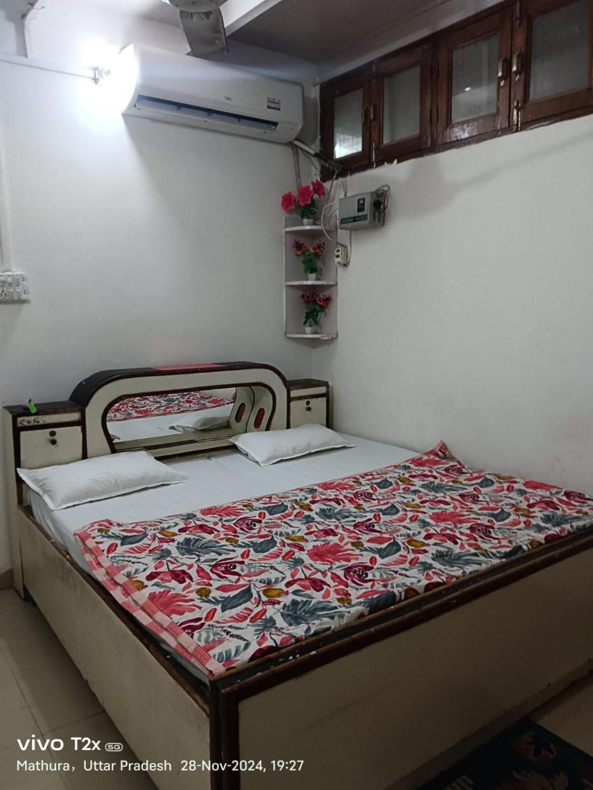 Отель Hari Krishnam Residency Матхура Экстерьер фото